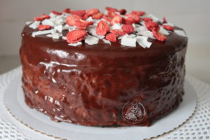 czekoladowy tort truskawkowy