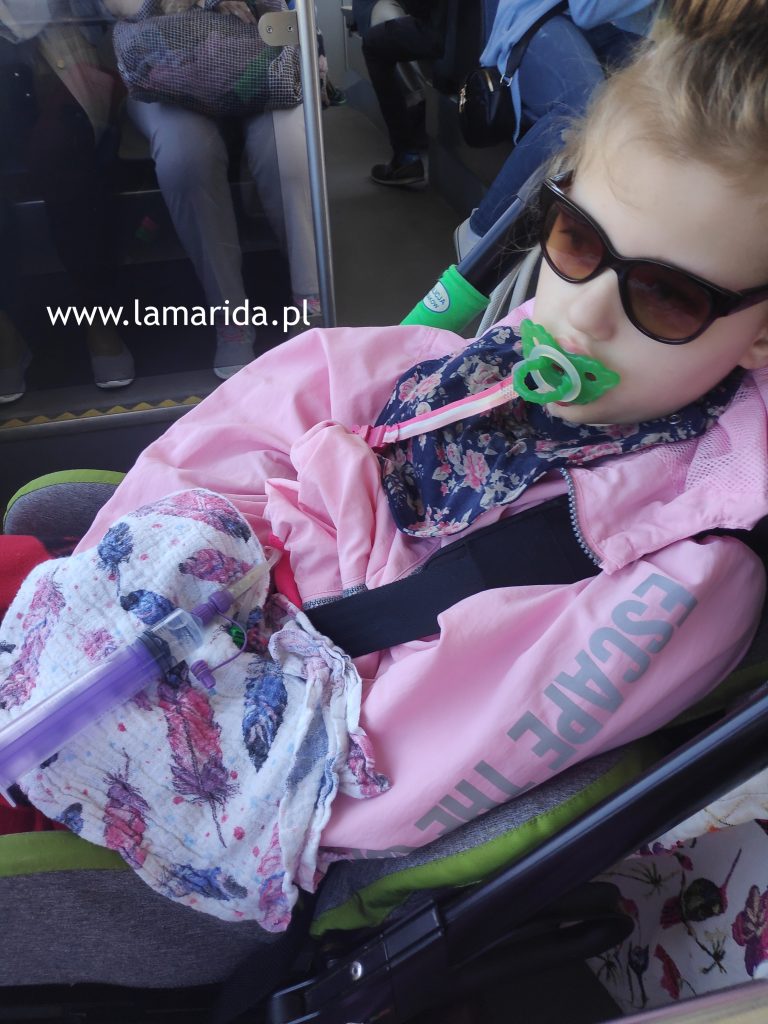 Dziecko z niepełnosprawnością w wózku inwalidzkim