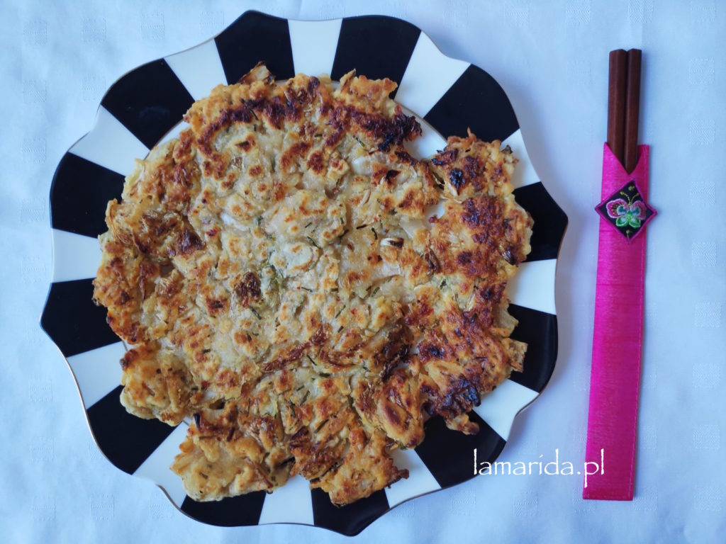 koreański naleśnik z kimchi
