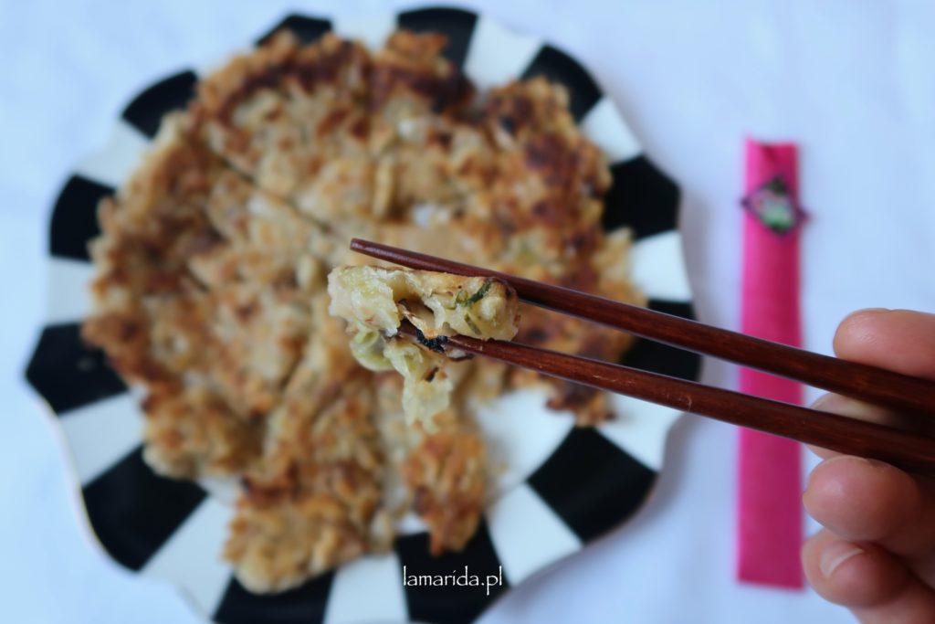 koreański naleśnik z kimchi