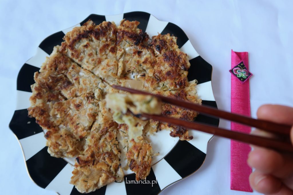 koreański naleśnik z kimchi