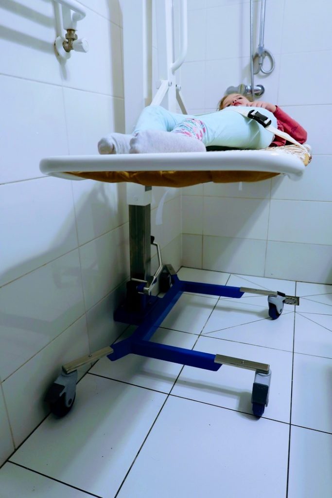 Kąpiel leżącej osoby z niepełnosprawnością