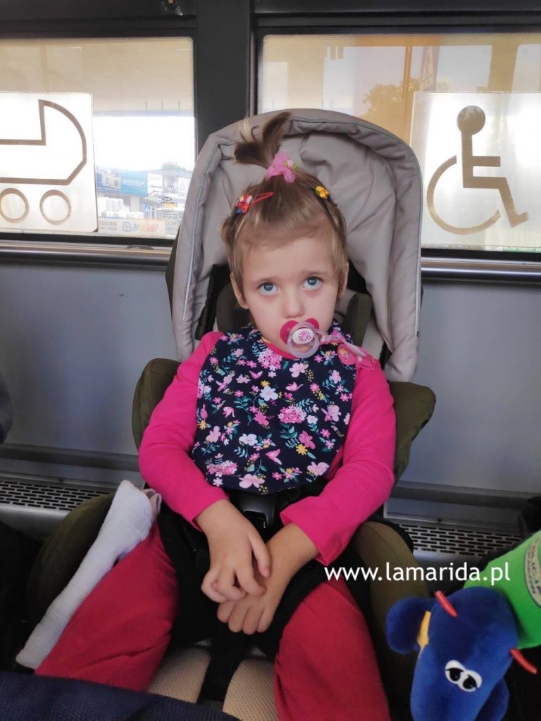 Dziecko w wózku inwalidzkim