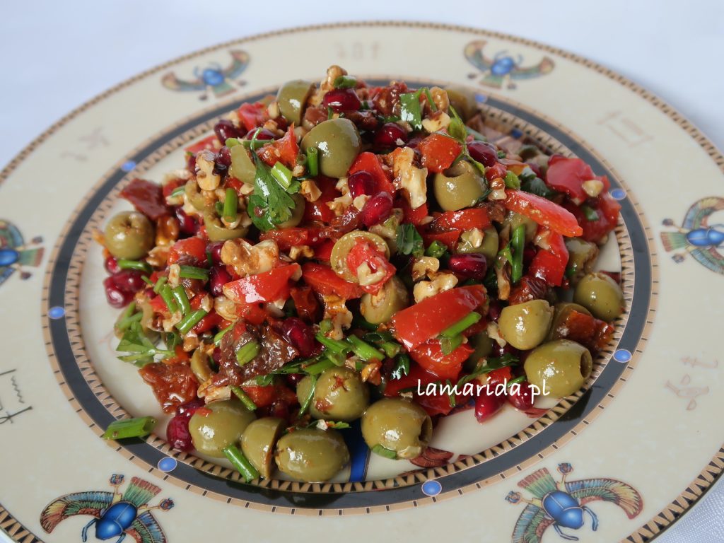 Sałatka z oliwkami, granatem i suszonymi pomidorami 